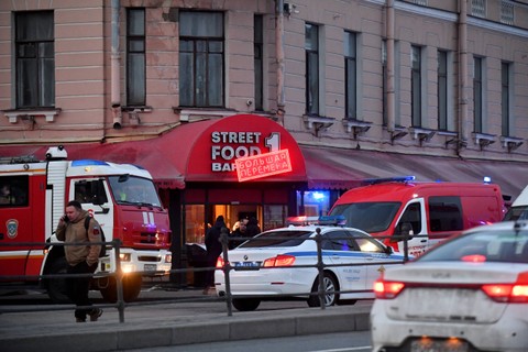 Polisi Rusia memeriksa kafe Street bar yang rusak akibat ledakan di Saint Petersburg, Rusia pada Minggu (2/4/2023). Foto: Olga Maltseva/AFP