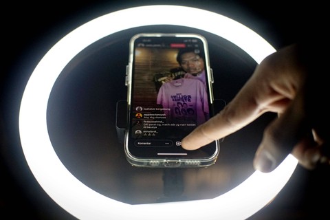Pasar Online: Syarif penjual pakaian bekas menjajakan dagangannya menggunakan Instagram di kawasan Bekasi, Sabtu (1/4/2023). Foto: Iqbal Firdaus/kumparan