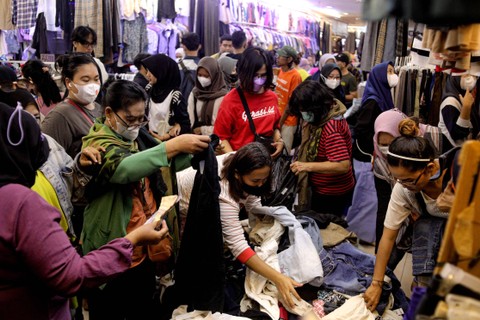 Membeli Pakaian Bekas: Sejumlah calon pembeli memilih pakaian bekas yang dijual di Pasar Senen, Jakarta. Foto: Iqbal Firdaus/kumparan