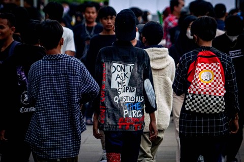 Fashion Thrift: Sejumlah anak remaja berjalan mengenakan pakaian thrift di kawasan Sudirman, Jakarta. Foto: Iqbal Firdaus/kumparan
