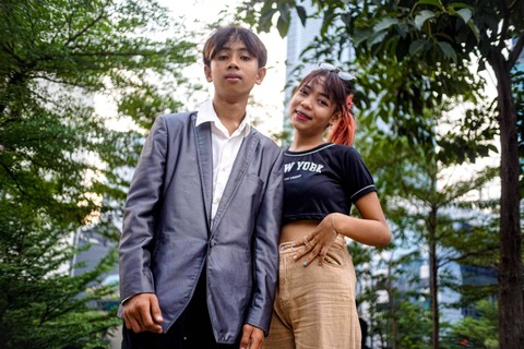Outfit Thrifting: Sejumlah remaja berpose menggunakan outfit hasil dari thrifting di kawasan Sudirman, Jakarta. Foto: Iqbal Firdaus/kumparan