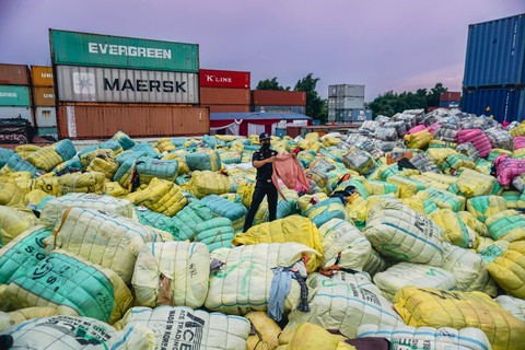 Petugas Bea Cukai memeriksa tumpukkan pakaian bekas hasil razia dengan nilai yang diperkirakan sejumlah 80 Miliar di Tempat Penampungan Barang Sitaan Bea Cukai, Cikarang, Kabupaten Bekasi, Jawa Barat, Jumat (28/3/2023). Foto: Iqbal Firdaus/kumparan