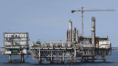 Kegiatan produksi hulu migas berlangsung di Anjungan Central Plant dan Anjungan Bravo Flow Station Pertamina Hulu Energi (PHE) Offshore North West Java (ONWJ), lepas pantai utara Subang, Laut Jawa, Jawa Barat, Minggu (2/4/2023). Foto: Aditya Pradana Putra/Antara Foto
