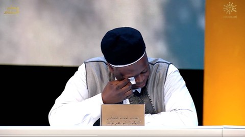 Juri menangis mendengarkan keindahan azan yang dilantunkan Dialdin  pada  lomba Otr El Kalam 2023 Arab Saudi. Foto: Otr El Kalam
