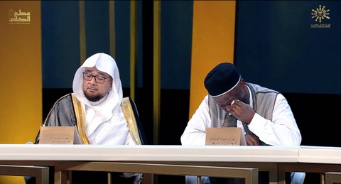 Juri menangis mendengarkan keindahan azan yang dilantunkan Dialdin  pada  lomba Otr El Kalam 2023 Arab Saudi. Foto: Otr El Kalam