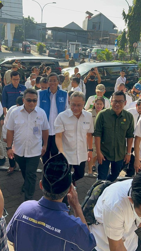 Kunjungan Mendag Zulhas ke Pasar Rawamangun, Jakarta Timur. Senin (3/4/2023). Foto: Nabil Jahja/kumparan