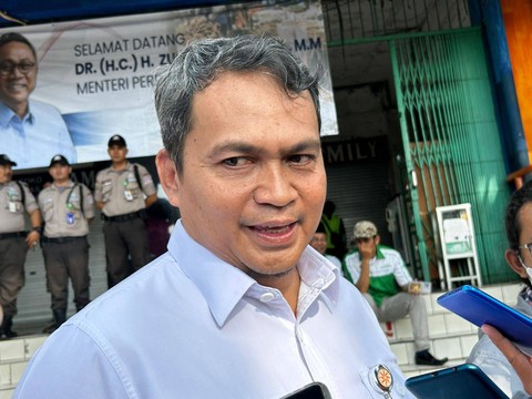 Direktur Supply Chain dan Pelayanan Publik Perum Bulog, Mokhamad Suyamto, menjawab pertanyaan wartawan di Pasar Rawamangun, Jakarta Utara, Senin (3/4/2023). Foto: Nabil Jahja/kumparan