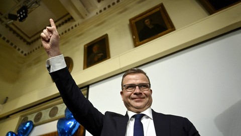 Pemimpin Partai Koalisi Nasional Petteri Orpo merayakan dengan para pendukungnya pada acara pemilihan parlemen partai di Helsinki, Finlandia 2 April 2023. Foto: Lehtikuva/Antti Aimo-Koivisto via REUTERS