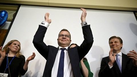 Pemimpin Partai Koalisi Nasional Petteri Orpo dan Wakil Ketua Antti Hakkanen merayakan dengan pendukungnya pada acara pemilihan parlemen partai di Helsinki, Finlandia 2 April 2023. Foto: Lehtikuva/Antti Aimo-Koivisto via REUTERS