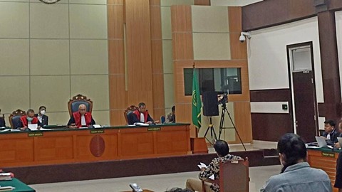Haris Azhar menghadiri sidang perdana pencemaran nama baik Luhut di PN Jakarta Timur, Senin (3/4/2023). Foto: Haya Syahira/kumparan