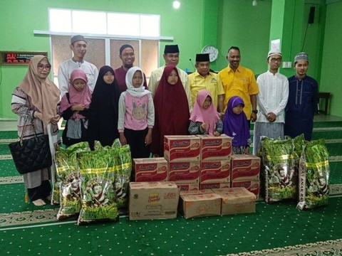 Fraksi Golkar DPRD Kalbar foto bersama anak panti asuhan. Foto: Dok. Istimewa