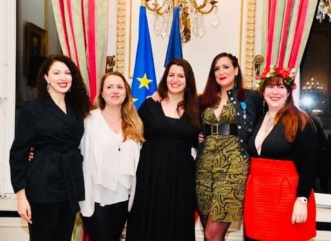 Menteri Sosial Ekonomi Prancis Marlene Schiappa (tengah) jadi model majalah dewasa Playboy. Foto: instagram/@marleneschiappa