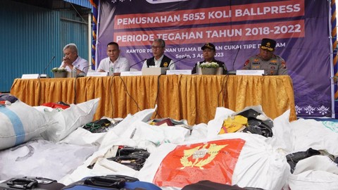 Bea Cukai Batam bakar 5.000 pakaian bekas senilai Rp 17,4 M. Foto: Bea Cukai