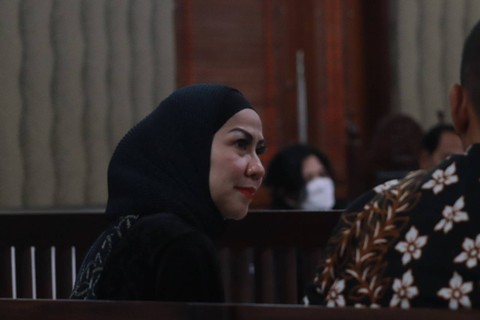  Venna Melinda menghadiri sidang di PN Kota Kediri, Senin (3/4/2023). Foto: kumparan