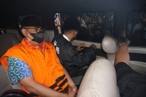 Rafael Alun Trisambodo mengenakan rompi tahanan usai menjalani pemeriksaan di Gedung KPK, Jakarta, Senin (3/4/2023). Foto: Iqbal Firdaus/kumparan