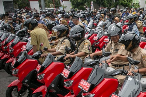 Lurah dan kepala desa memeriksa motor dinas baru yang dibagikan usai acara Serah Terima dan Pembagian Motor Dinas Baru Lurah dan Kades di Kabupaten Wonogiri, Jawa Tengah, Senin (3/4/2023).  Foto: Mohammad Ayudha/ANTARA FOTO