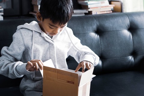 Ilustrasi Anak Mendapat Kado atau Hadiah. Foto: Shutterstock