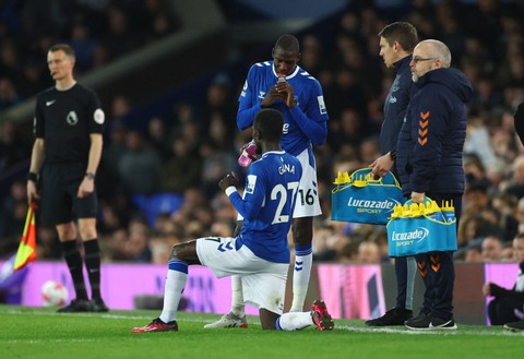 Laga dihentikan sementara agar pemain muslim bisa berbuka puasa karena Ramadhan saat pertandingan sepak bola Liga Inggris antara Everton dan Tottenham Hotspur di stadion Goodison Park di Liverpool, Inggris, Senin, 3 April 2023. Foto: Reuters/Carl Recine