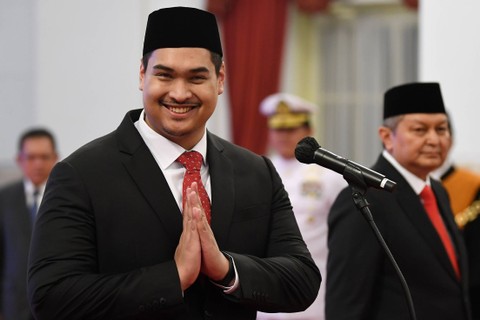 Calon Menpora Ario Bimo Nandito Ariotedjo (kiri) dan calon Kepala BNPT Komjen Pol Rycko Amelza Dahniel menyapa wartawan sebelum dilantik Presiden Joko Widodo di Istana Negara, Jakarta, Senin (3/4/2023). Foto: Sigid Kurniawan/ANTARA FOTO
