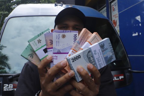 Warga menukarkan uang rupiah baru di Mobil Layanan Kas Keliling di Pasar Tebet, Jakarta, Selasa (4/4).  Foto: Iqbal Firdaus/kumparan