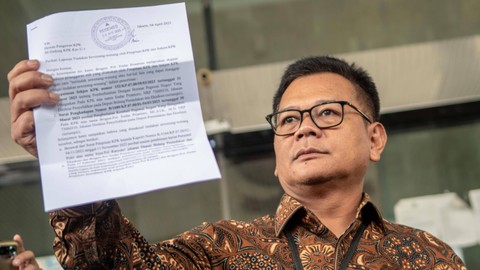 Mantan Direktur Penyelidikan KPK Brigjen Endar Priantoro menunjukan surat pemberhentian dirinya dari jabatan Direktur Penyelidikan KPK kepada wartawan usai membuat aduan ke Dewan Pengawas KPK di Gedung C1 KPK, Jakarta, Selasa (4/4/2023). Foto: Muhammad Adimaja/Antara Foto