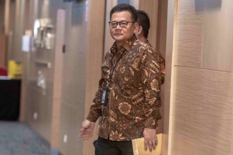 Mantan Direktur Penyelidikan KPK Brigjen Endar Priantoro berjalan usai membuat aduan ke Dewan Pengawas KPK terkait pemberhentiannya dari jabatan Direktur Penyelidikan KPK di Gedung C1 KPK, Jakarta, Selasa (4/4/2023). Foto: Muhammad Adimaja/Antara Foto