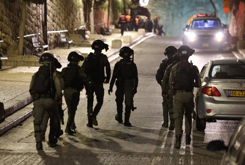 Penjaga perbatasan Israel berpatroli di kompleks Masjid Al-Aqsa, Rabu (5/4/2023).  Foto: AFP