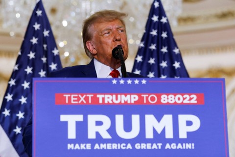 Mantan Presiden AS Donald Trump memberikan sambutan usai menjalani persidangan di Palm Beach, Florida, AS.  Foto: Marco Bello/REUTERS