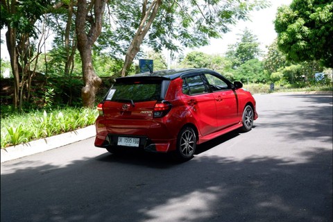 All new Toyota Agya di tanjakan menggunakan fitur Hill Start Assist. Foto: Aditya Pratama Niagara/kumparan
