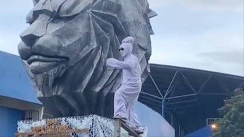 Viral pocong panjat patung Singa Bermahkota di Stadion Kanjuruhan Malang. Foto: Instagram/@infomalangraya