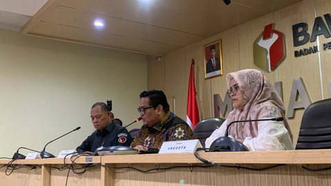 Konferensi pers Bawaslu terkait polemik pembagian amplop di Masjid di Sumenep oleh politisi PDIP, di Media Center Bawaslu, Kamis (6/4). Dok.  Foto: Luthfi Humam/kumparan