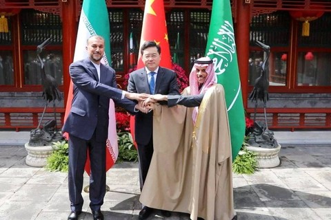 Menteri Luar Negeri Iran Hossein Amir-Abdollahian dan Menteri Luar Negeri Arab Saudi Pangeran Faisal bin Farhan Al Saud dan Menteri Luar Negeri China Qin Gang berjabat tangan selama pertemuan di Beijing, China, Kamis (6/4/2023). Foto: WANA via REUTERS