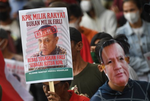 Sejumlah mahasiswa dari berbagai organisasi mahasiswa membawa poster saat berunjuk rasa menolak sikap Ketua KPK Firli Bahuri yang secara sepihak memecat Direktur Penyelidikan (Dirlidik) KPK Brigjen Pol Endar Priantoro di Gedung Merah Putih KPK. Foto: Akbar Nugroho Gumay/Antara Foto