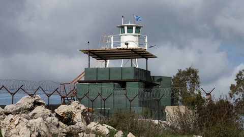 Sebuah pos untuk pasukan penjaga perdamaian PBB dari United Nations Interim Force in Lebanon (UNIFIL), digambarkan di Marwahin, dekat perbatasan dengan Israel, Lebanon selatan, 6 April 2023. Foto: Aziz Taher/Reuters