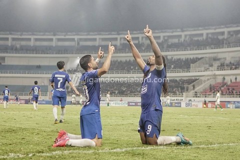 Selebrasi pemain PSIS Semarang, Victor Guilherme dos Santos Carvalho (Vitinho) dan Carlos Fortes, dalam laga Liga 1 2022/23. Foto: Liga Indonesia Baru