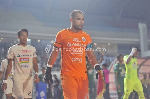 Andritany Ardhiyasa di laga Persija Jakarta vs Persebaya Surabaya dalam laga pekan ke-32 Liga 1 2022/23 di Stadion Gelora Joko Samudro, Gresik, Rabu (5/4/2023). Foto: Situs web resmi Liga Indonesia Baru