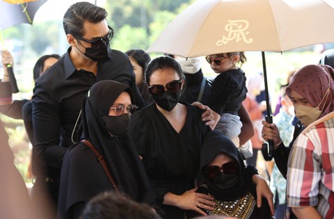 Artis Asmirandah beserta keluarga mengantarkan pemakaman jenazah ayahanda di TPU Srengseng Sawah, Jakarta, Jumat, (7/4/2023). Foto: Agus Apriyanto