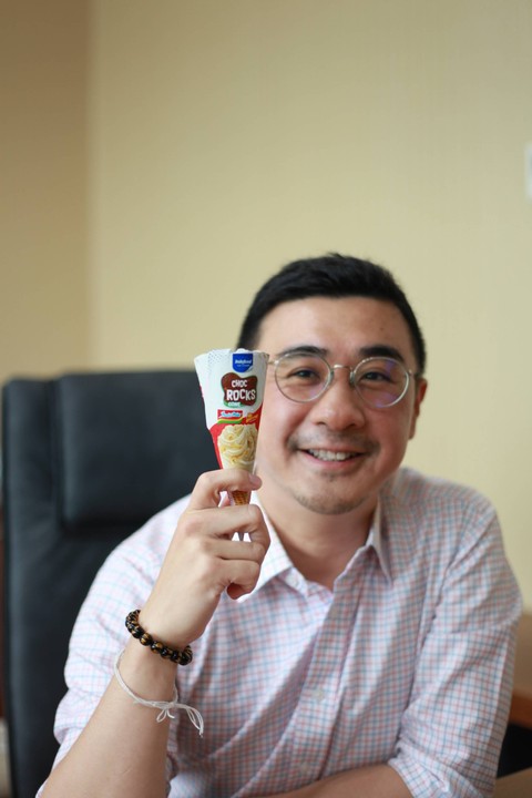 Axton Salim memegang Es krim ChocRocks rasa Indomie goreng. Foto: Dok.Indofood Ice Cream
