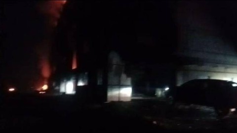 Gudang benang di Pasar Kemis, Kabupeten Tangerang, terbakar, Jumat (7/4/2023). Foto: Dok. Istimewa
