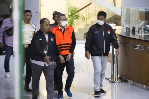 Bupati Kepulauan Meranti, Muhammad Adil, digiring menuju ruang konferensi pers usai ditetapkan sebagai tersangka, di Gedung KPK, Jakarta, Jumat (7/4/2023) malam. Foto: Jamal Ramadhan/kumparan