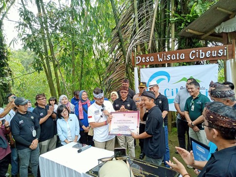 Sandiaga (tengah) di Desa Cibeusi. Dok: Ist.