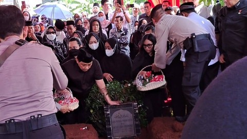Suasana pemakaman istri Wakapolri Komjen Gatot Eddy Pramono, Widi Astutik di TPU Joglo, Jakarta Barat, Sabtu (8/4). Foto: Jonathan Devin/kumparan