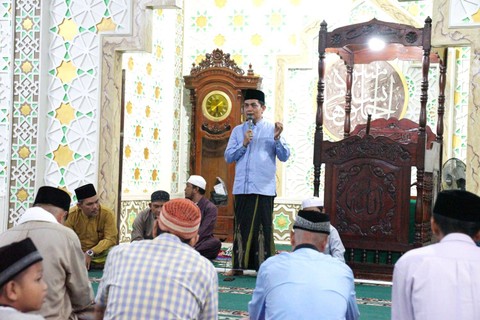 Wakil Wali Kota Pontianak, Bahasan, saat mengisi tausiyah di Masjid Baburrahman. Foto: Dok. Prokopim Pemkot Pontianak