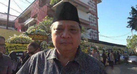 Menko Perekonomian Airlangga Hartarto di rumah duka Istri Wakapolri Komjen Gatot Eddy Pramono di Meruya Selatan, Jakarta Barat, Sabtu (8/4). Foto: Jonathan Devin/kumparan