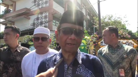 Menkopolhukam Mahfud MD di rumah duka Istri Wakapolri Komjen Gatot Eddy Pramono di Meruya Selatan, Jakarta Barat, Sabtu (8/4). Foto: Jonathan Devin/kumparan