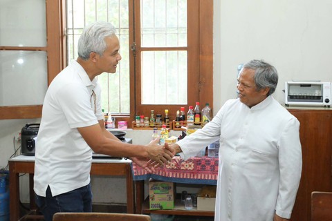 Ganjar Pranowo saat bertemu romo di Gereja Santo Antonius. Foto: Dok. Istimewa