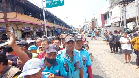 Suasana saat warga mengantre. Dok: kumparan.
