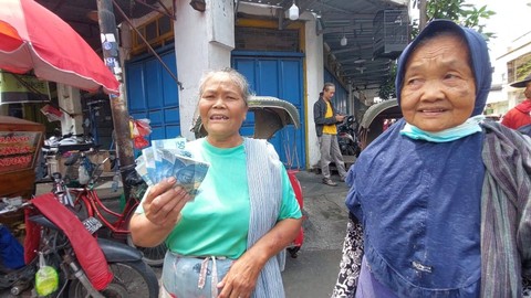 Warga yang menarima amplop dari Jokowi, menunjukkan isi amplop. Dok: kumparan.