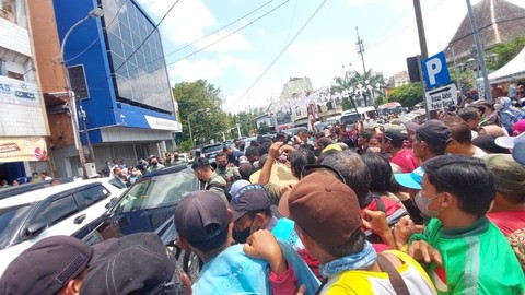 Suasana saat pembagian amplop. Dok: kumparan.
