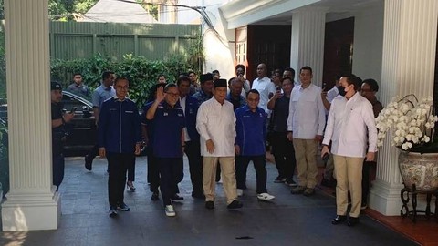 Ketum PAN Zulkifli Hasan tiba di kediaman Ketum Gerindra Prabowo Subianto, Sabtu (8/4/2023). Foto: Paulina Herasmaranindar/kumparan